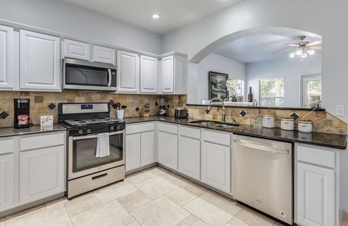 Pioneer Crossing House | Sweet home 1 King +1 pull out bed & 2 Queen beds in +1 pull out bed