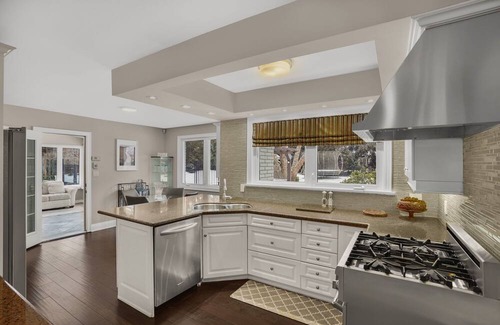 Burlington Villa | Private 4-bedroom home steps to Lake Ontario
