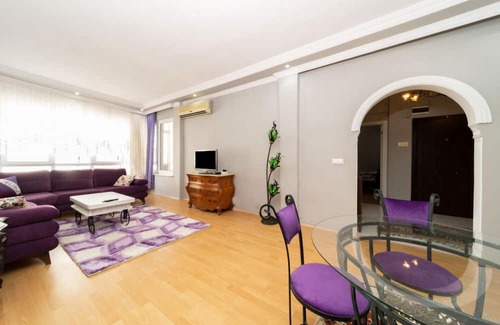 Antalya City Centre Apartment | Colorful Flat Close to the Coast in Muratpasa