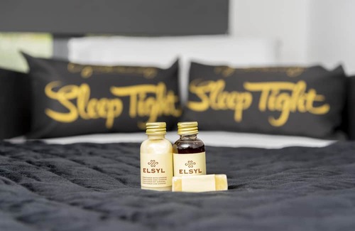 Headingley Apartment | The Headingley House Leeds - Hot Tub - Sleeps Up To 12 - EV Charging