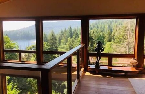Bowen Island House | Retreat House with Lake & Mountain Views on Bowen