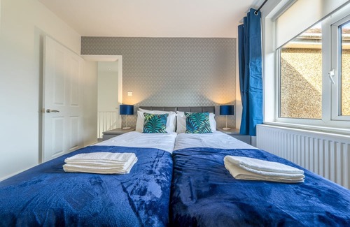 Luton House | Captivating 4 BR Terraced House in Luton's Prime Location