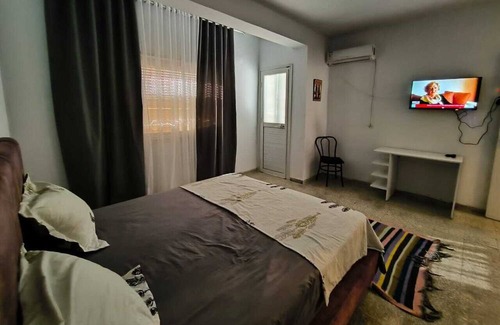 Pic ville Apartment | Charming 3-bedroom Apartment in Cité Habib, Sfax, Tunisia With TV and AC 🌿