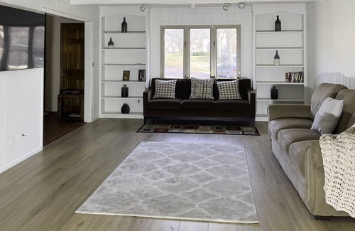 Overland Park House | THE CASTLE 4BR/ 4 BATH / FREE 1Gig WIFI