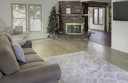 Overland Park House | THE CASTLE 4BR/ 4 BATH / FREE 1Gig WIFI