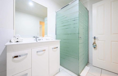 Gold Coast House | Relaxing Hope Island Retreat with Pool and Study