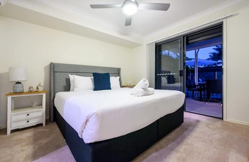 Gold Coast House | Relaxing Hope Island Retreat with Pool and Study