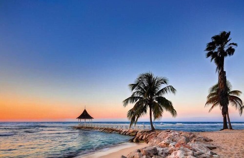 Montego Bay Resort | Luxury Retreat w/ Free WiFi, On Site Restaurant, Pool Access & Cocktail Lounge