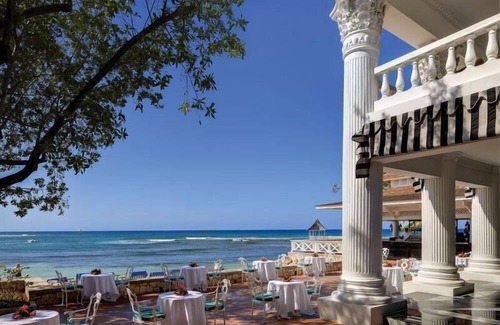 Montego Bay Resort | Luxury Retreat w/ Free WiFi, On Site Restaurant, Pool Access & Cocktail Lounge