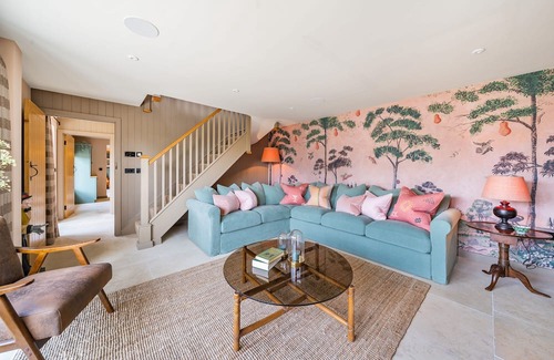 Dorchester House | Beehive - sleeps 6 guests in 3 bedrooms