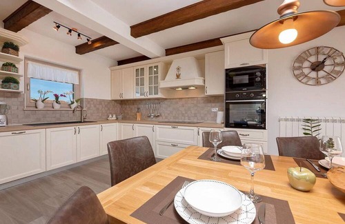 Topid House | Villa Mercedes is a nice newly built holiday home with swimming pool near Labin.
