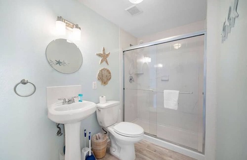 Dickinson House | Salty Texan|BeachBox|Bayfront/Private Pool & Pier!