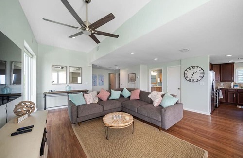 Dickinson House | Salty Texan|BeachBox|Bayfront/Private Pool & Pier!