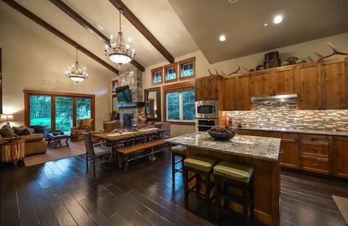 Cle Elum House | Fairway Haven: Spacious Lodge for 14 with Main House and Apartment on the Golf Course