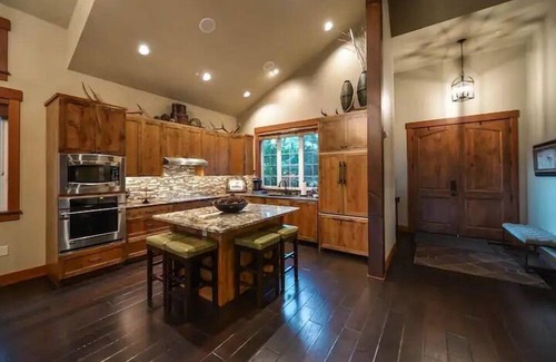 Cle Elum House | Fairway Haven: Spacious Lodge for 14 with Main House and Apartment on the Golf Course
