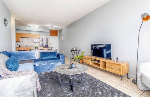 Downtown Johannesburg Apartment | XL King Bed | 10mins to OR Tambo Airport | FREE Parking + Breathtaking Views