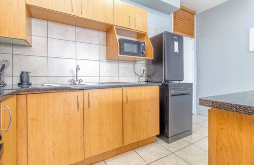 Downtown Johannesburg Apartment | XL King Bed | 10mins to OR Tambo Airport | FREE Parking + Breathtaking Views