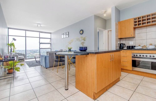 Downtown Johannesburg Apartment | XL King Bed | 10mins to OR Tambo Airport | FREE Parking + Breathtaking Views