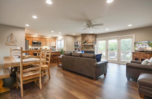 Thayerville Villa | Lake Views * Hot Tub * Fast Wi-Fi * Renovated