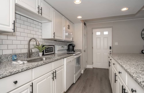 East Price Hill Condo | ⚪️ Without Color ⚫️ | Stylish Hilltop | Min to Downtown