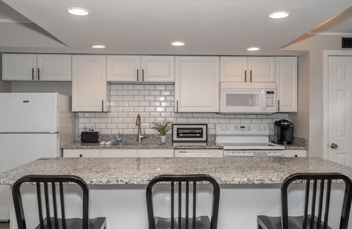 East Price Hill Condo | ⚪️ Without Color ⚫️ | Stylish Hilltop | Min to Downtown