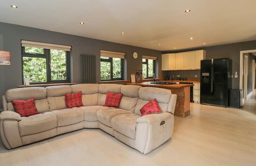 Dunbridge Cottage | WILLOW COTTAGE, pet friendly, with a garden in Whiteparish