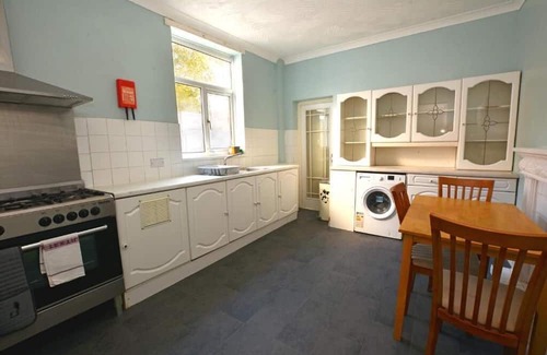 Hull House | Hull Contractor Lodge-Sleeps 10, Free Parking, Near Stadium