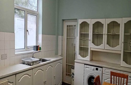 Hull House | Hull Contractor Lodge-Sleeps 10, Free Parking, Near Stadium