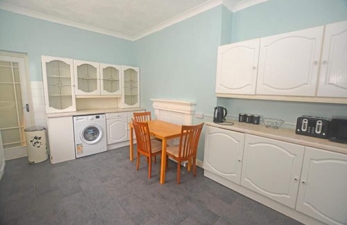 Hull House | Hull Contractor Lodge-Sleeps 10, Free Parking, Near Stadium