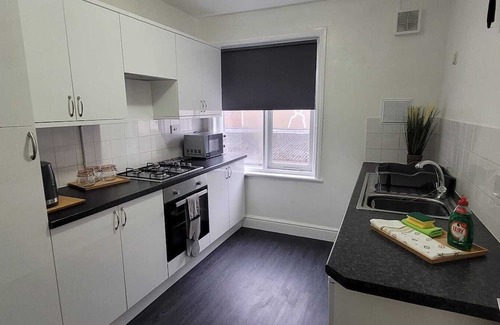 Atherstone Apartment | Spacious Town Centre Apartment - Home Away From Home with Great Wi-Fi