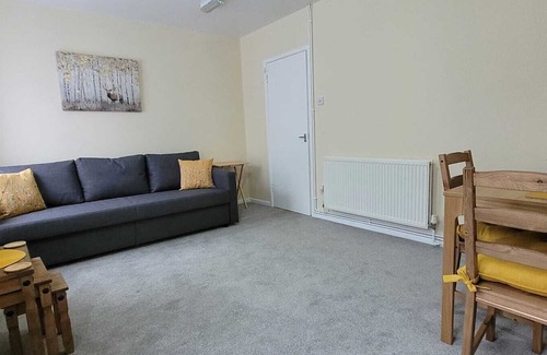 Atherstone Apartment | Spacious Town Centre Apartment - Home Away From Home with Great Wi-Fi