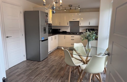 Wolverhampton House | Modern 4-Bed Home in Wolverhampton / Comfort, Flexibility & Shared Spaces
