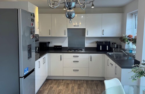 Wolverhampton House | Modern 4-Bed Home in Wolverhampton / Comfort, Flexibility & Shared Spaces