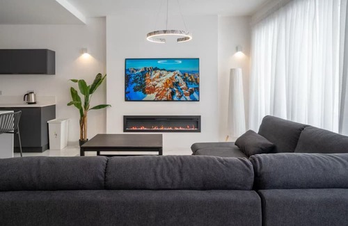 Swieqi Apartment | CHARMING ELEGANT ROOM IN LUXURY MAISONETTE WITH TERRACE, GYM, 24/7 CONVINIENCE.