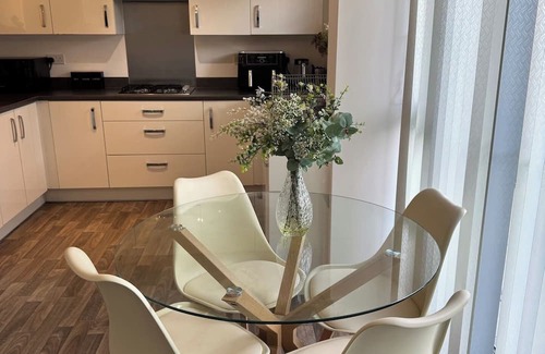 Wolverhampton House | Modern Cozy Room in 4BR Home