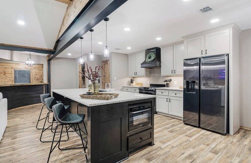 Paris House | Spacious 3BR Family Friendly Retreat w/Sunroom & Office – Near Downtown Paris!