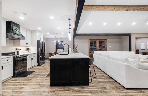 Paris House | Spacious 3BR Family Friendly Retreat w/Sunroom & Office – Near Downtown Paris!