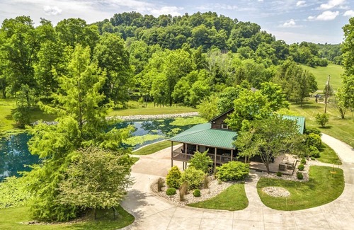 Ava Cabin | Exquisite Cabin with Amazing Interior and Exterior in Sarahsville, Ohio