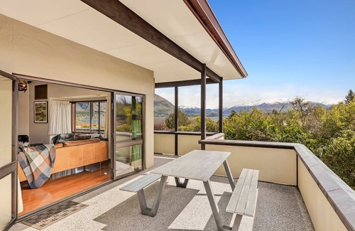 Wanaka House | Hot Tub Time Machine! Central Wanaka