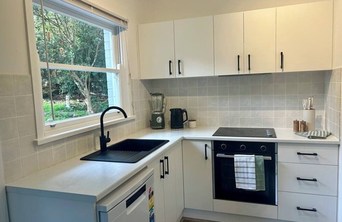 Glenbrook House | Glenbrook Bluegum Hideaway (sleeps 6) - pet friendly. Your home away from home