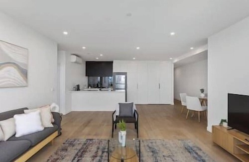 Footscray Apartment | Stunning River & City Views + Huge Balcony!
