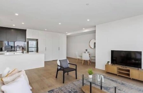 Footscray Apartment | Stunning River & City Views + Huge Balcony!