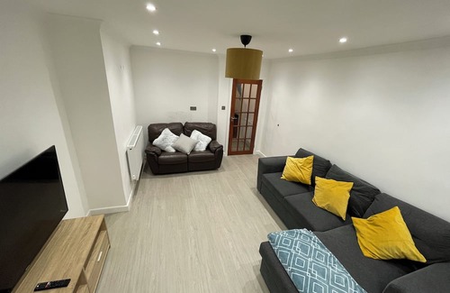 Tatenhill House | Fully Furnished House In Tile Hill