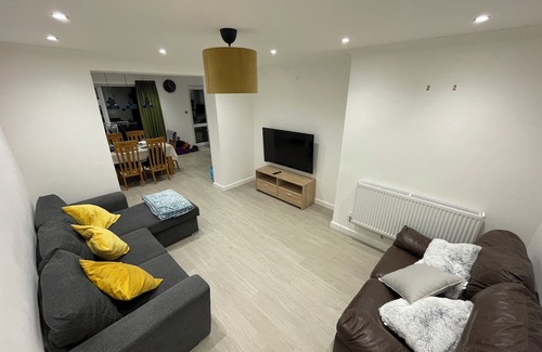 Tatenhill House | Fully Furnished House In Tile Hill