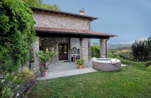 Camporgiano Cottage | Cozy stone cottage with outdoor hot tub