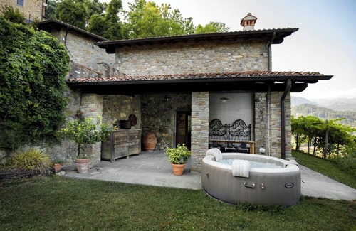 Camporgiano Cottage | Cozy stone cottage with outdoor hot tub