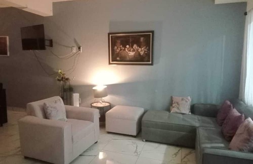 La Salle 2 House | Wendy's house (pets welcome)