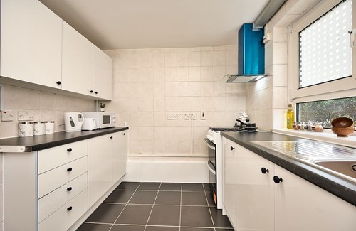 Stratford and New Town Apartment | Stylish Stratford London E15 Stay Sleeps 4 + Near Tube & City