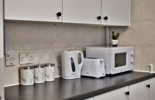 Stratford and New Town Apartment | Stylish Stratford London E15 Stay Sleeps 4 + Near Tube & City