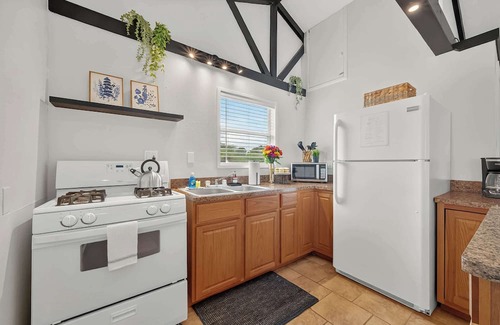 El Lago House | Luxury Stay Pool Firepit Game Room & BBQ